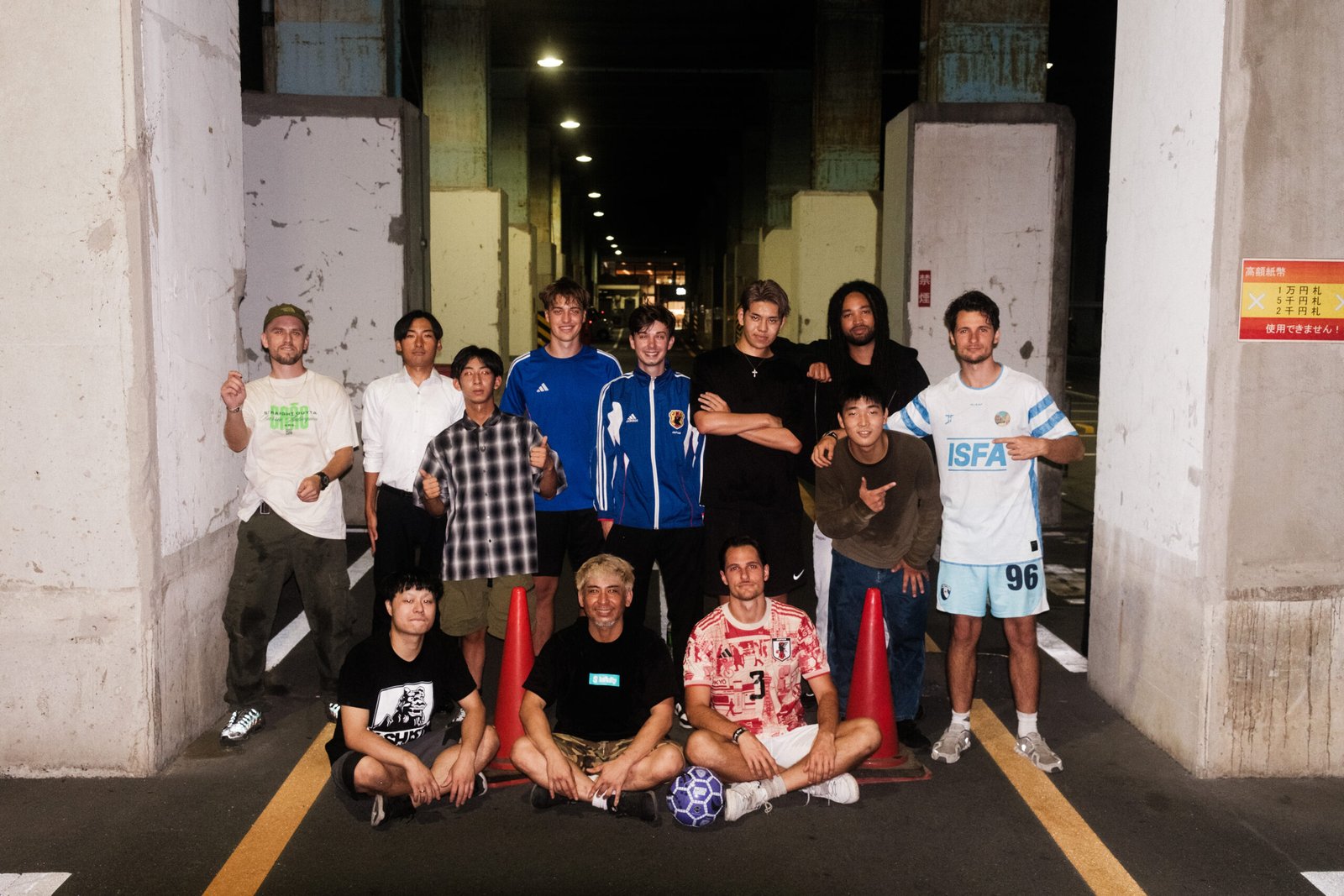 Nächtliche Street Football Session mit den Tokyositamachickerz in Tokio