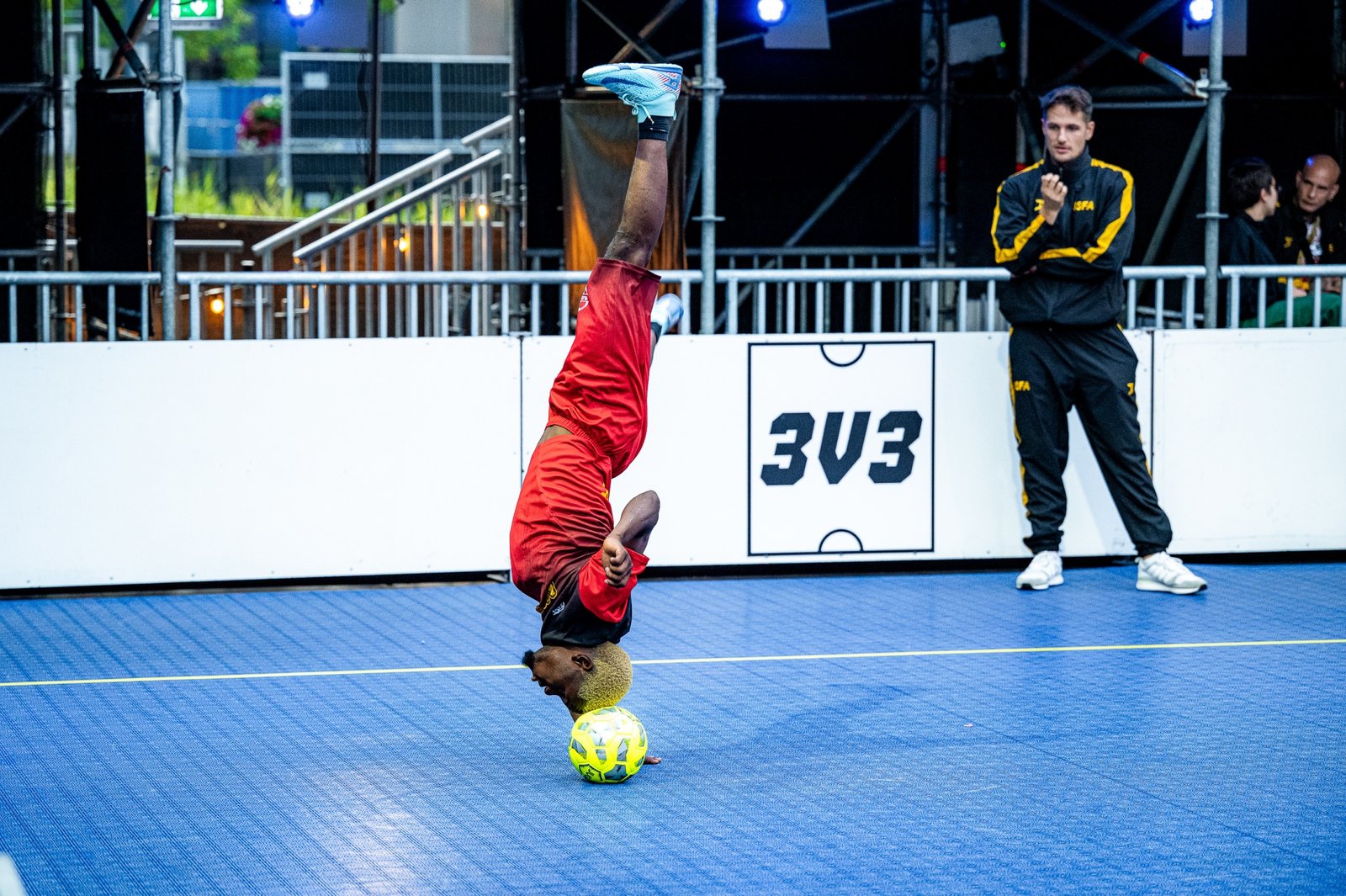 Pelo Tada aus Angola begeistert das Publikum mit kreativem Street Football