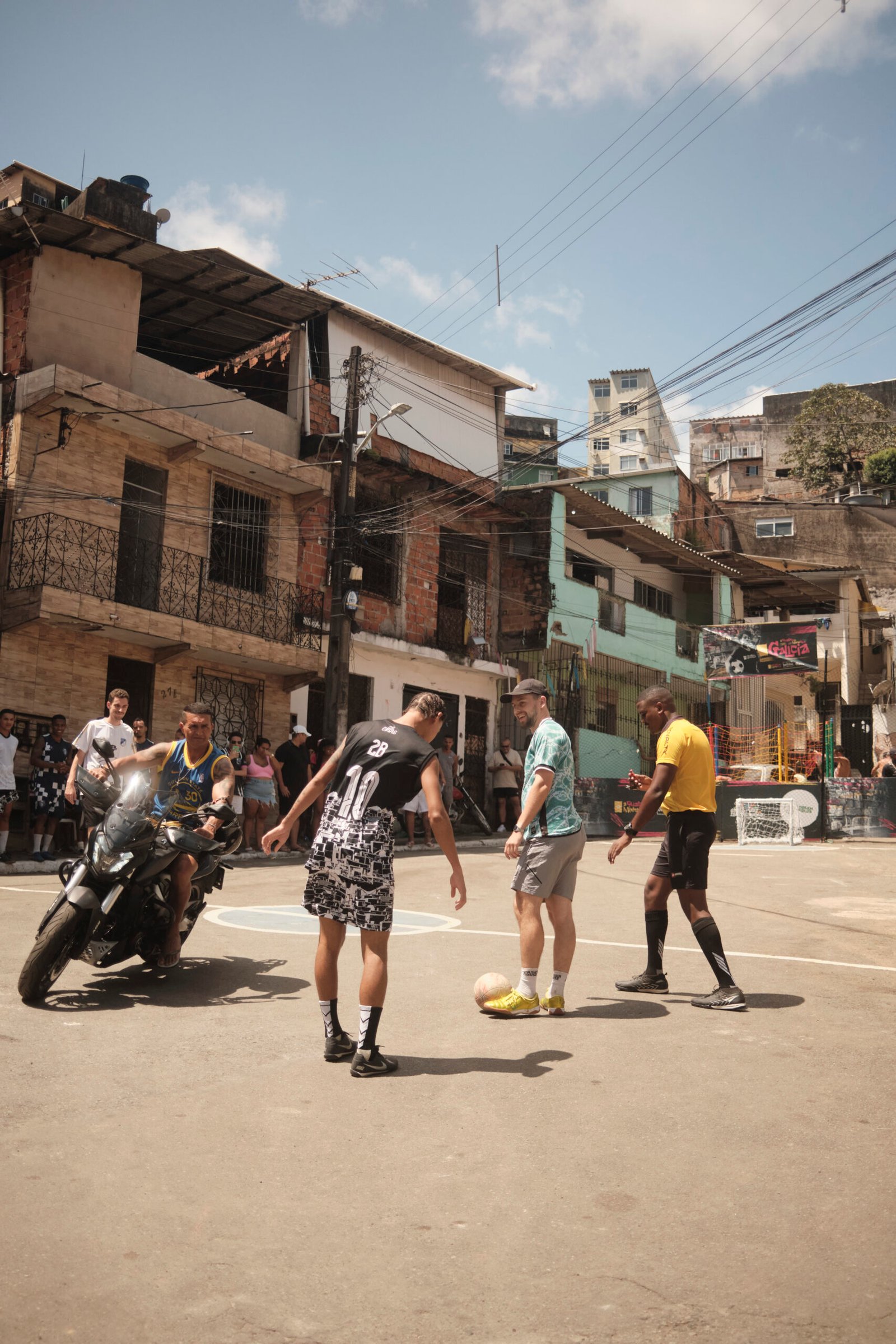 Spiel auf unebenem Platz in Salvador