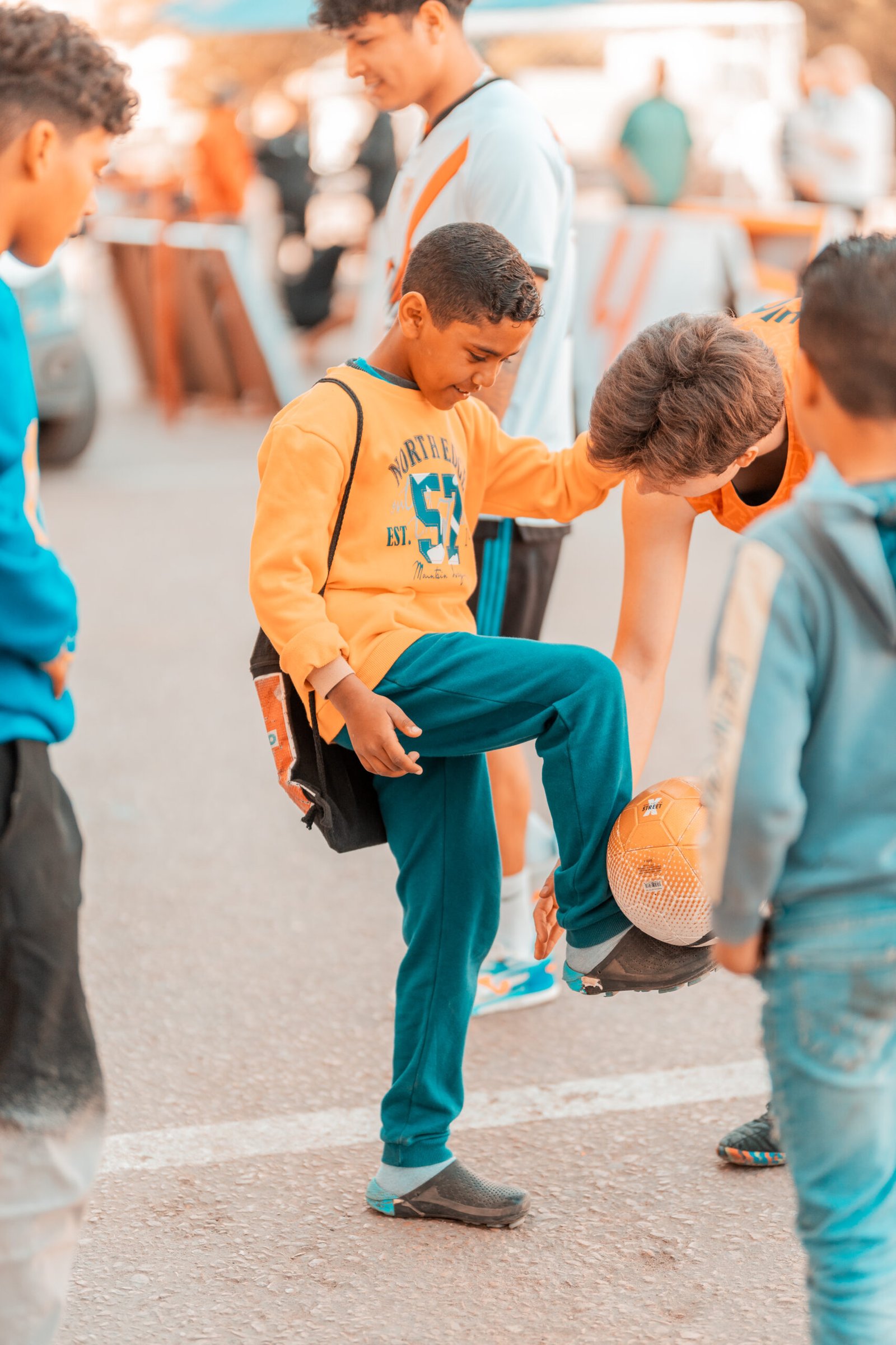Kinder aus der Nachbarschaft beim gemeinsamen Spiel