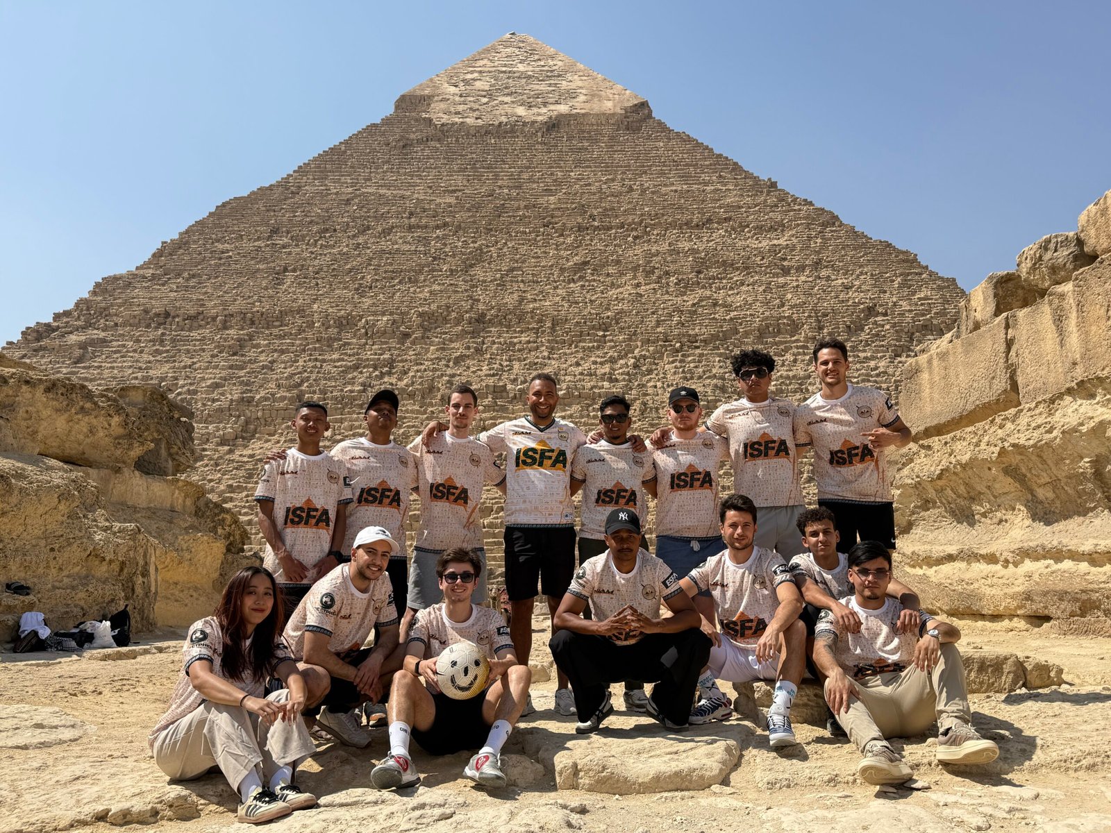 Street Football vor den Pyramiden in Kairo