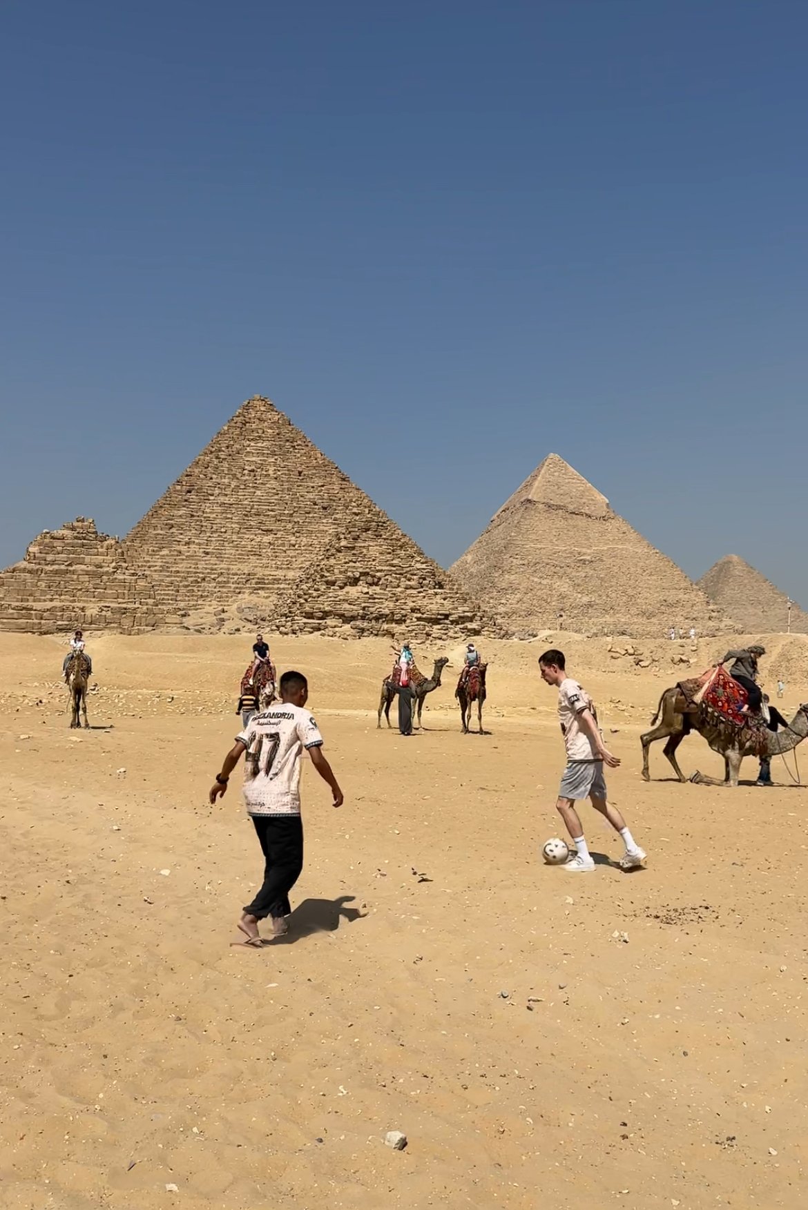 Spiel im Sand vor den Pyramiden