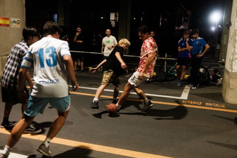 Nächtliche Street Football Session mit den Tokyositamachickerz in Tokio.