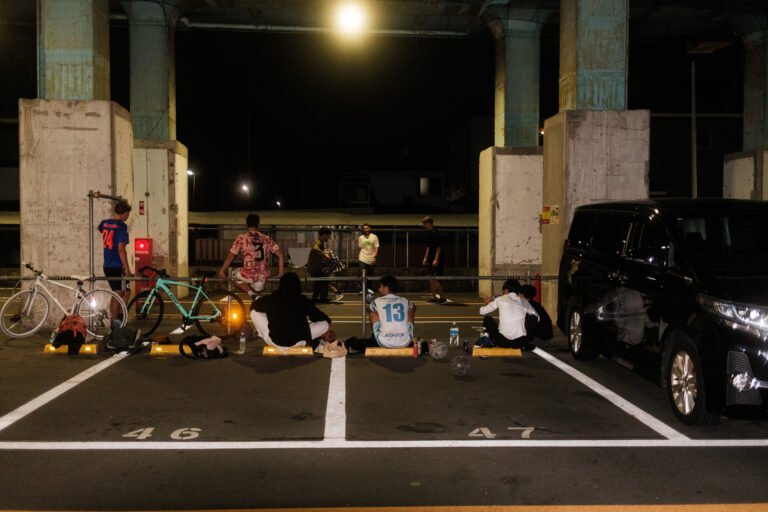 Nächtliche Street Football Session mit den Tokyositamachickerz in Tokio.